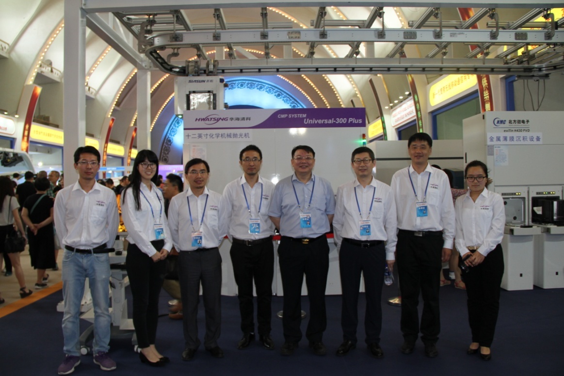 团队部门成员与叶甜春总师合影留想